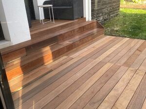 Habillage d’escalier extérieur en Itauba