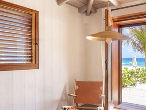 Lambris bois Epicéa Thermo  Micro 1  Cérusé blanc 601 - Crédits  Hôtel Manapany  (ST Barth) - MO  Bsignature - Architecte  A4PLUSA - François Champsaur - Photographe Laurent Benoît